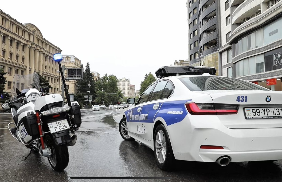 polisazerbaycan's tweet photo. 🌧️ Yağış yağırsa, sürəti azaldın!

Sürüşkən yol örtüyü + azalan görünüş məsafəsi = artan qəza riski.

↔️ Ara məsafəsini artırın;

⚠️ Kəskin manevrlərdən çəkinin;

🚗 Yol şəraitinə uyğun sürət seçin.

#YolTəhlükəsizliyi #DYP #DİN #PolisAzərbaycan https://t.co/sIAbmeDHfC