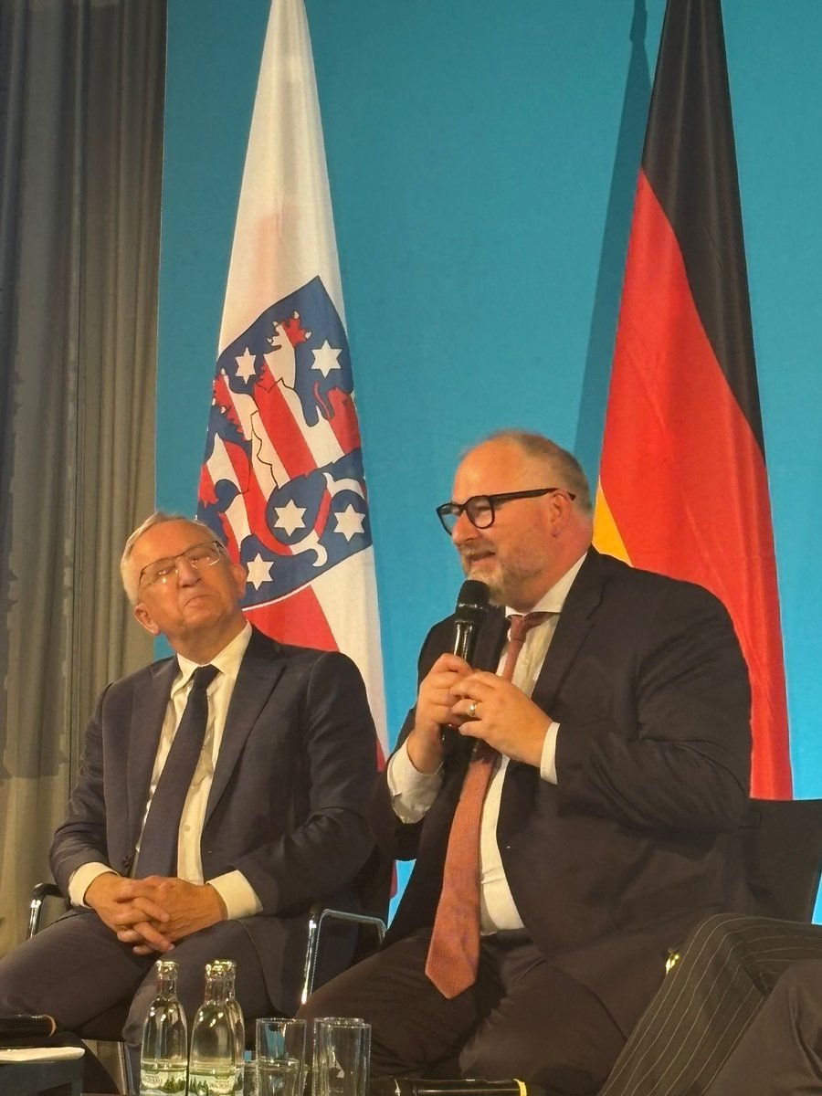 ronan_legleut's tweet photo. 35 ans du Triangle de Weimar : trois pays, une voix pour l’Europe.

À l’invitation du ministre-président de Thuringe, Mario Voigt, j’ai participé à Weimar à la célébration du 35e anniversaire du Triangle de Weimar, né ici même en 1991.

Aux côtés notamment de Gunther Krichbaum, ministre d’État allemand chargé de l’Europe, de la députée européenne Marion Walsmann et de Jan Tombiński, représentant de la Pologne, j’ai eu l’occasion de rappeler combien la relation entre la France, l’Allemagne et la Pologne est aujourd’hui essentielle pour l’avenir de l’Europe.

Et le poids de nos trois pays est considérable : la France, l’Allemagne et la Pologne représentent ensemble plus de la moitié des dépenses militaires de l’Union européenne.

Cette coopération se construit aussi par la jeunesse et par la connaissance. Les universités françaises, allemandes et polonaises sont fortement engagées dans les alliances d’universités européennes. Certaines réunissent même directement nos trois pays : 4EU+ associe notamment la Sorbonne, Paris-Panthéon-Assas, Heidelberg et Varsovie ; Arqus Lyon, Leipzig et Wrocław ; Unite! Grenoble, Darmstadt et Wrocław ; YUFE la Sorbonne Nouvelle, Brême et l’université Nicolas-Copernic de Toruń.  La Commission recense désormais 73 alliances d’universités européennes regroupant près de 650 établissements à travers l’Europe. 

Dans un contexte marqué par la guerre sur notre continent et de profonds bouleversements géopolitiques, le Triangle de Weimar doit donc être plus qu’un symbole : il doit être un moteur politique pour une Europe plus forte, plus souveraine et capable d’assurer sa sécurité.

Trente-cinq ans après sa création, faire vivre le Triangle de Weimar, c’est aussi préparer les trente-cinq prochaines années : rapprocher nos jeunesses, nos universités, nos économies et nos sociétés.