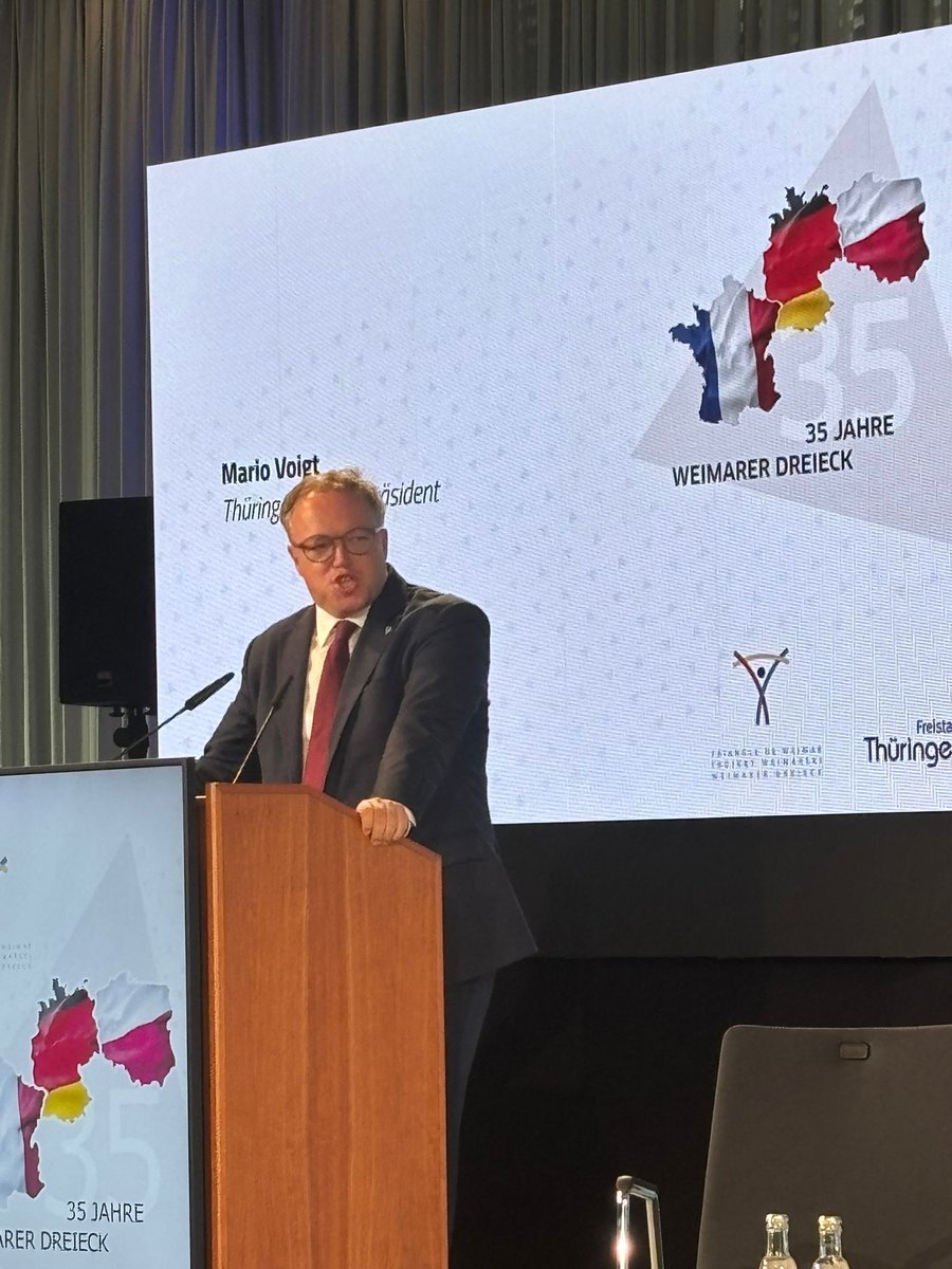 ronan_legleut's tweet photo. 35 ans du Triangle de Weimar : trois pays, une voix pour l’Europe.

À l’invitation du ministre-président de Thuringe, Mario Voigt, j’ai participé à Weimar à la célébration du 35e anniversaire du Triangle de Weimar, né ici même en 1991.

Aux côtés notamment de Gunther Krichbaum, ministre d’État allemand chargé de l’Europe, de la députée européenne Marion Walsmann et de Jan Tombiński, représentant de la Pologne, j’ai eu l’occasion de rappeler combien la relation entre la France, l’Allemagne et la Pologne est aujourd’hui essentielle pour l’avenir de l’Europe.

Et le poids de nos trois pays est considérable : la France, l’Allemagne et la Pologne représentent ensemble plus de la moitié des dépenses militaires de l’Union européenne.

Cette coopération se construit aussi par la jeunesse et par la connaissance. Les universités françaises, allemandes et polonaises sont fortement engagées dans les alliances d’universités européennes. Certaines réunissent même directement nos trois pays : 4EU+ associe notamment la Sorbonne, Paris-Panthéon-Assas, Heidelberg et Varsovie ; Arqus Lyon, Leipzig et Wrocław ; Unite! Grenoble, Darmstadt et Wrocław ; YUFE la Sorbonne Nouvelle, Brême et l’université Nicolas-Copernic de Toruń.  La Commission recense désormais 73 alliances d’universités européennes regroupant près de 650 établissements à travers l’Europe. 

Dans un contexte marqué par la guerre sur notre continent et de profonds bouleversements géopolitiques, le Triangle de Weimar doit donc être plus qu’un symbole : il doit être un moteur politique pour une Europe plus forte, plus souveraine et capable d’assurer sa sécurité.

Trente-cinq ans après sa création, faire vivre le Triangle de Weimar, c’est aussi préparer les trente-cinq prochaines années : rapprocher nos jeunesses, nos universités, nos économies et nos sociétés.