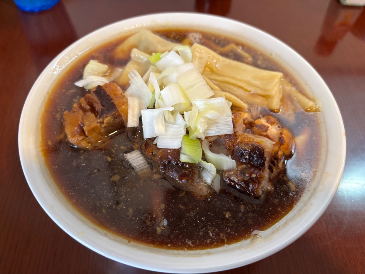YUI98304714's tweet photo. 手打ち陰日向　分倍河原
ワンタンチャーシュウメン🍜
（ちょい増し）

初訪問のお店🚗

生姜が効いた塩っぱ旨の醤油スープに餅のような食感の超極太麺が絡んでめちゃ美味い😋

ちょい増しでチャーシュウ、ワンタンが驚くほど入ってる‼️

ホロッホロに柔らかいチャーシュウが旨い👍

ご馳走様でした🥢 https://t.co/jJ9rAMsZjS