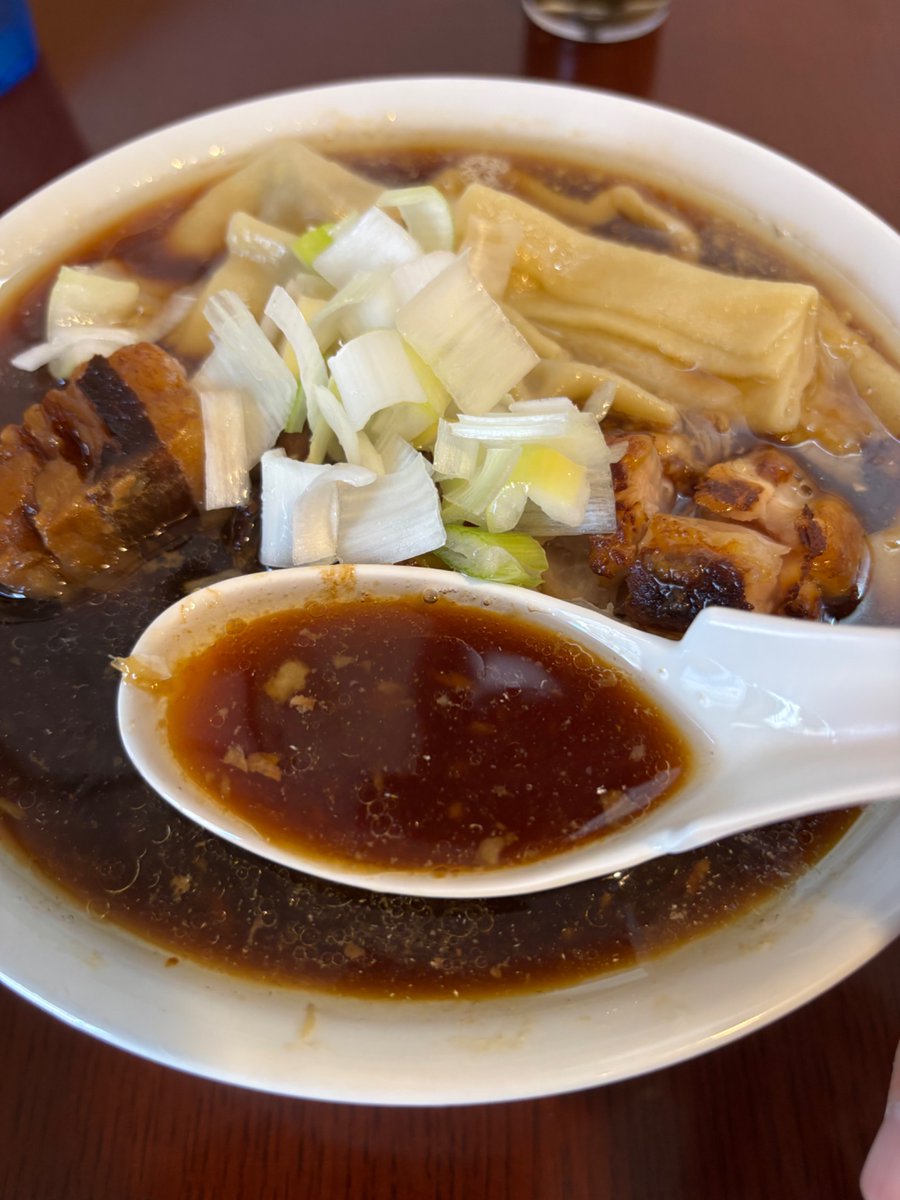 YUI98304714's tweet photo. 手打ち陰日向　分倍河原
ワンタンチャーシュウメン🍜
（ちょい増し）

初訪問のお店🚗

生姜が効いた塩っぱ旨の醤油スープに餅のような食感の超極太麺が絡んでめちゃ美味い😋

ちょい増しでチャーシュウ、ワンタンが驚くほど入ってる‼️

ホロッホロに柔らかいチャーシュウが旨い👍

ご馳走様でした🥢 https://t.co/jJ9rAMsZjS