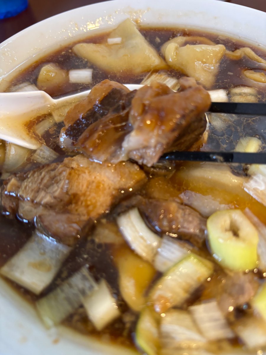 YUI98304714's tweet photo. 手打ち陰日向　分倍河原
ワンタンチャーシュウメン🍜
（ちょい増し）

初訪問のお店🚗

生姜が効いた塩っぱ旨の醤油スープに餅のような食感の超極太麺が絡んでめちゃ美味い😋

ちょい増しでチャーシュウ、ワンタンが驚くほど入ってる‼️

ホロッホロに柔らかいチャーシュウが旨い👍

ご馳走様でした🥢 https://t.co/jJ9rAMsZjS