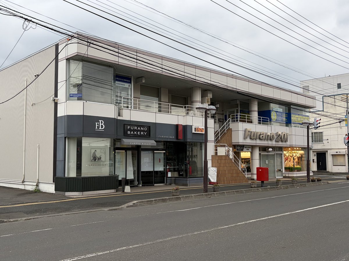 sky_mac_555's tweet photo. 富良野駅前、現在の気温は20℃を下回るくらいのようで街行く人々は基本長袖、コートを着た人もいた。汗かきのワシは半袖でちょうど良いくらい（誰も聞いてませんよ）。晩酌後の夜散歩が楽しみじゃ🚶‍♀️ https://t.co/50g2LeJBNY