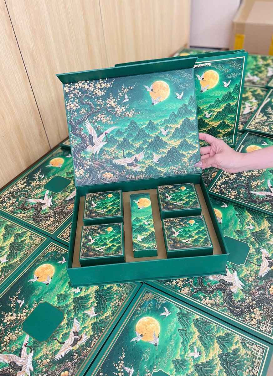 Phamnacanxi's tweet photo. Nếu thời gian trước khách doanh nghiệp mới bắt đầu hỏi catalogue, xin báo giá thì mấy ngày gần đây, mọi thứ gấp gáp hơn hẳn.
Công việc cần làm là demo logo, làm thiệp, gửi mẫu hộp, chốt ngày giao, làm hợp đồng… https://t.co/qDb301kp0d