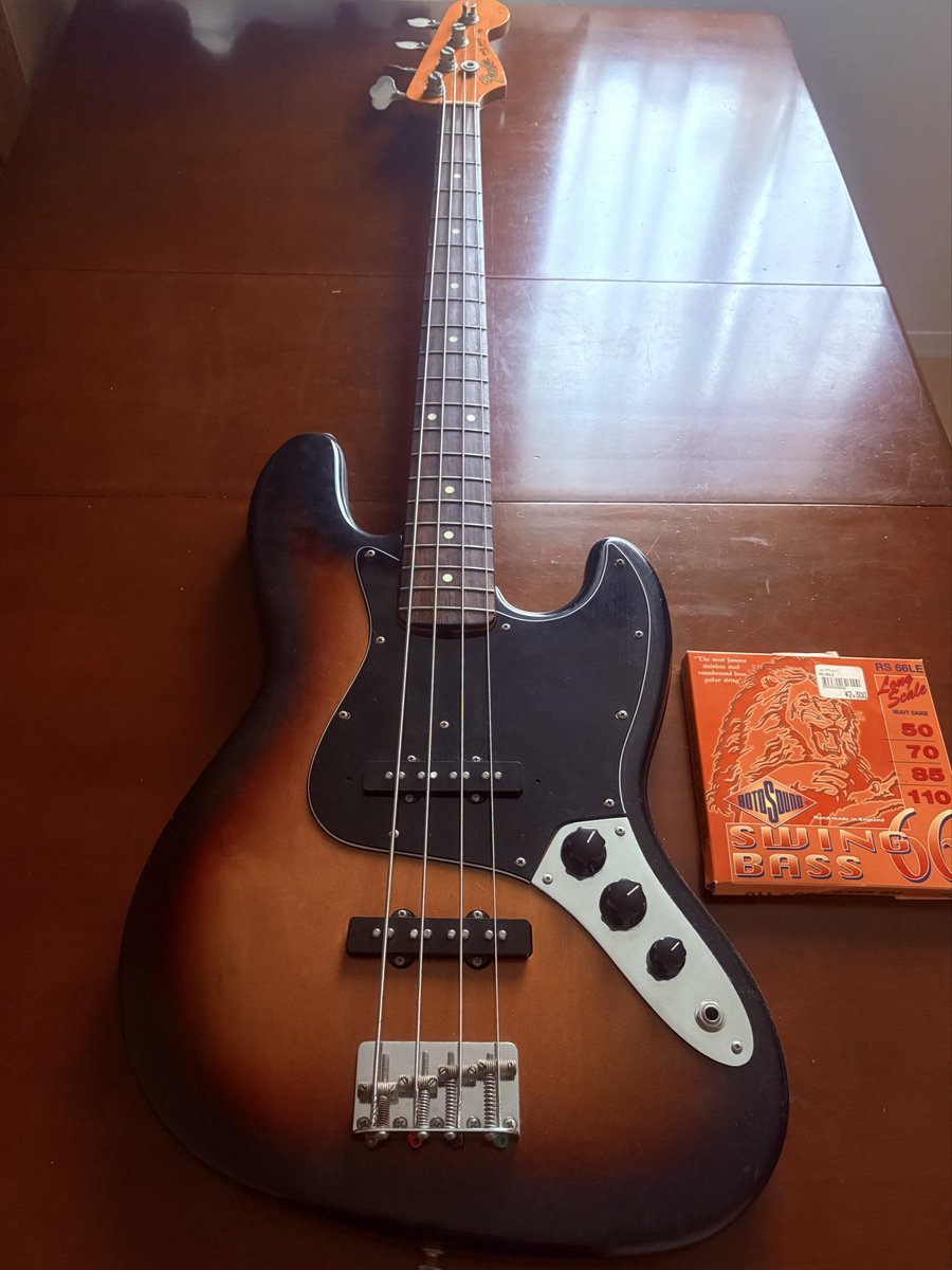 kulko_yh's tweet photo. レコーディングの為の儀式。

保存しておいた 英国ROTOsoundのSwingBass66 Heavy弦 を開封。

現行のを検索したらパッケージも変わり、値段も倍くらいになってて驚いた…

どんな音になるのか想像しながら、弦を張り替えているこの時間がいちばん好き。

#JazzBass #ROTOsound https://t.co/6P0zeWVmVC