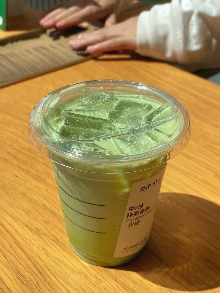 yeZzii25's tweet photo. [Just brewed my morning iced matcha latte : mix 2 tsp matcha powder, 1 shot espresso, 1 cup oat milk, and ice—smooth, creamy, and ready in 2 mins! Perfect for a quick energy boost today.]， https://t.co/NFYt2IWEmJ