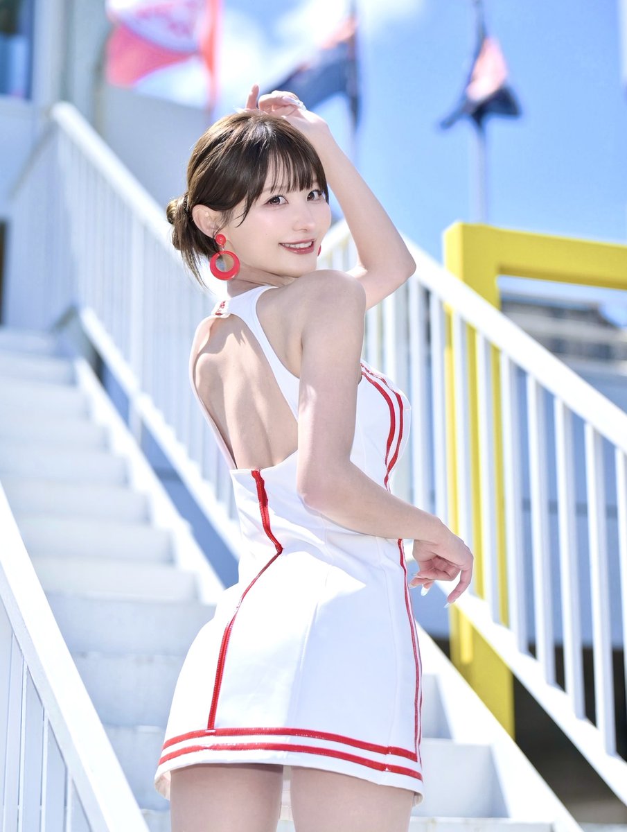 sasakiminori_X's tweet photo. #JAPANCUP 岡山 2日間ありがとうございました🏁
⁡
RACE2
555号車 MAEZAWA RACING 2位チェッカー、見事 表彰台!!🥈✨
⁡
次戦の鈴鹿は日本最終戦!!
引き続き #MAEZAWARACING への熱い応援よろしくお願いいたします!!❤️‍🔥

コスチューム、実は大胆なバックオープン🫣🤍❤️
ニーハイ＆パンプスも可愛い♡ https://t.co/JG28AqRHDd