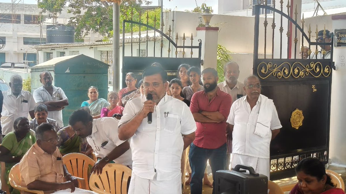tncpim's tweet photo. மறைந்த தோழர் ஆர்.மணி அவர்களின் இரங்கல் கூட்டம் திருப்பூரில் உள்ள அவரது இல்லத்தில் #CPIM திண்டுக்கல் மாவட்டச் செயலாளர் கே.பிரபாகரன் தலைமையில் நடைபெற்றது. 
 
#CPIM மாநிலச் செயலாளர் பெ.சண்முகம், மத்தியக்குழு உறுப்பினர் கே.பாலபாரதி, மாநில செயற்குழு உறுப்பினர் என்.பாண்டி, மாநிலக்குழு உறுப்பினர்கள் கே.காமராஜ், ஜி.ராணி திருப்பூர் மாவட்ட செயலாளர் மூர்த்தி உள்ளிட்டோருடன் பங்கேற்று மறைந்த தோழர் ஆர்.மணி அவர்களின் அர்ப்பணிப்பு மிகுந்த, அவரது பொதுவாழ்வு பணியை நினைவுகூர்ந்து உரையாற்றினேன்.