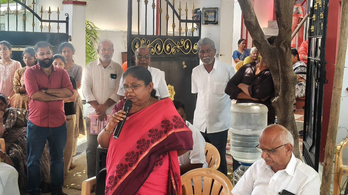 tncpim's tweet photo. மறைந்த தோழர் ஆர்.மணி அவர்களின் இரங்கல் கூட்டம் திருப்பூரில் உள்ள அவரது இல்லத்தில் #CPIM திண்டுக்கல் மாவட்டச் செயலாளர் கே.பிரபாகரன் தலைமையில் நடைபெற்றது. 
 
#CPIM மாநிலச் செயலாளர் பெ.சண்முகம், மத்தியக்குழு உறுப்பினர் கே.பாலபாரதி, மாநில செயற்குழு உறுப்பினர் என்.பாண்டி, மாநிலக்குழு உறுப்பினர்கள் கே.காமராஜ், ஜி.ராணி திருப்பூர் மாவட்ட செயலாளர் மூர்த்தி உள்ளிட்டோருடன் பங்கேற்று மறைந்த தோழர் ஆர்.மணி அவர்களின் அர்ப்பணிப்பு மிகுந்த, அவரது பொதுவாழ்வு பணியை நினைவுகூர்ந்து உரையாற்றினேன்.