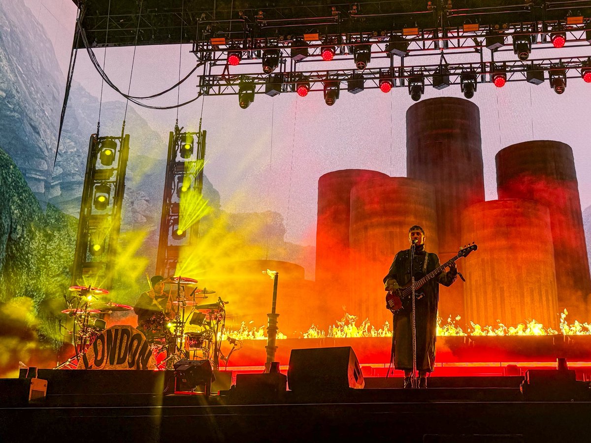 _thislineismine's tweet photo. Pilots bringing the Dema towers over to the UK for an entire 2 songs might be the biggest flex they’ve done https://t.co/wVA2xfYCvG