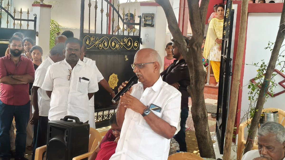 tncpim's tweet photo. மறைந்த தோழர் ஆர்.மணி அவர்களின் இரங்கல் கூட்டம் திருப்பூரில் உள்ள அவரது இல்லத்தில் #CPIM திண்டுக்கல் மாவட்டச் செயலாளர் கே.பிரபாகரன் தலைமையில் நடைபெற்றது. 
 
#CPIM மாநிலச் செயலாளர் பெ.சண்முகம், மத்தியக்குழு உறுப்பினர் கே.பாலபாரதி, மாநில செயற்குழு உறுப்பினர் என்.பாண்டி, மாநிலக்குழு உறுப்பினர்கள் கே.காமராஜ், ஜி.ராணி திருப்பூர் மாவட்ட செயலாளர் மூர்த்தி உள்ளிட்டோருடன் பங்கேற்று மறைந்த தோழர் ஆர்.மணி அவர்களின் அர்ப்பணிப்பு மிகுந்த, அவரது பொதுவாழ்வு பணியை நினைவுகூர்ந்து உரையாற்றினேன்.