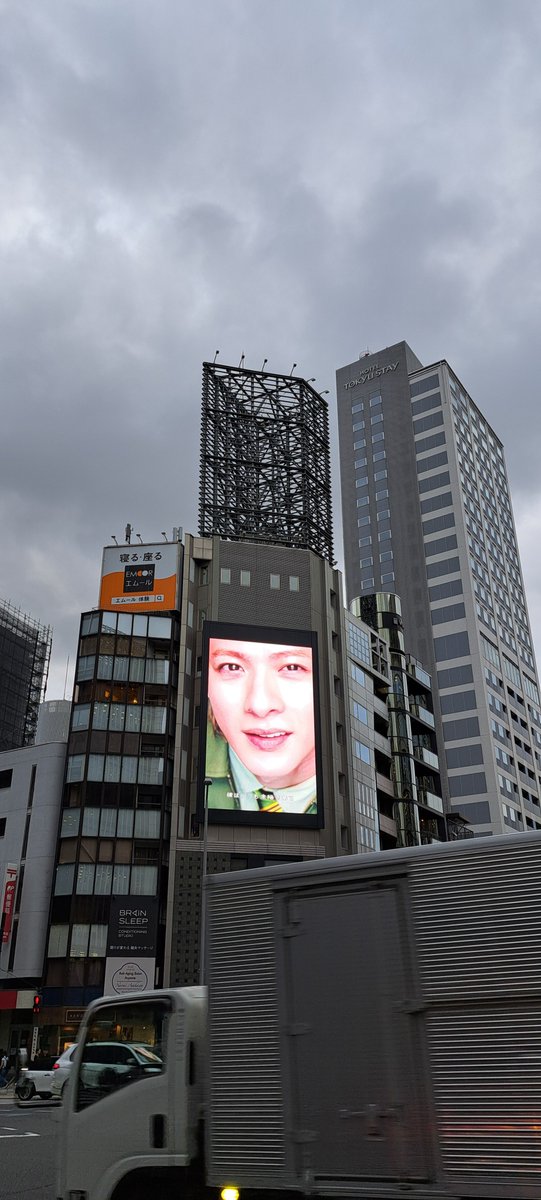 n75_j's tweet photo. 南青山三丁目交差点行ってきた!
#laundrin #ネイチャーラボ
#ミントティー #希望の気配がする https://t.co/JsaZL4iWY6
