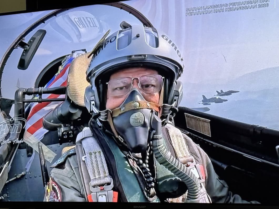 kongsiviralje's tweet photo. Anak-anak jeneral ni memang layak untuk flex! Style do ayah dorang! Such an aura.

Tabik hormat, Jeneral Tan Sri Dato' Sri Haji Muhamad Norazlan Aris, Panglima Tentera Udara Diraja Malaysia.

Kredit : sinar_my https://t.co/JXxXXdlok4