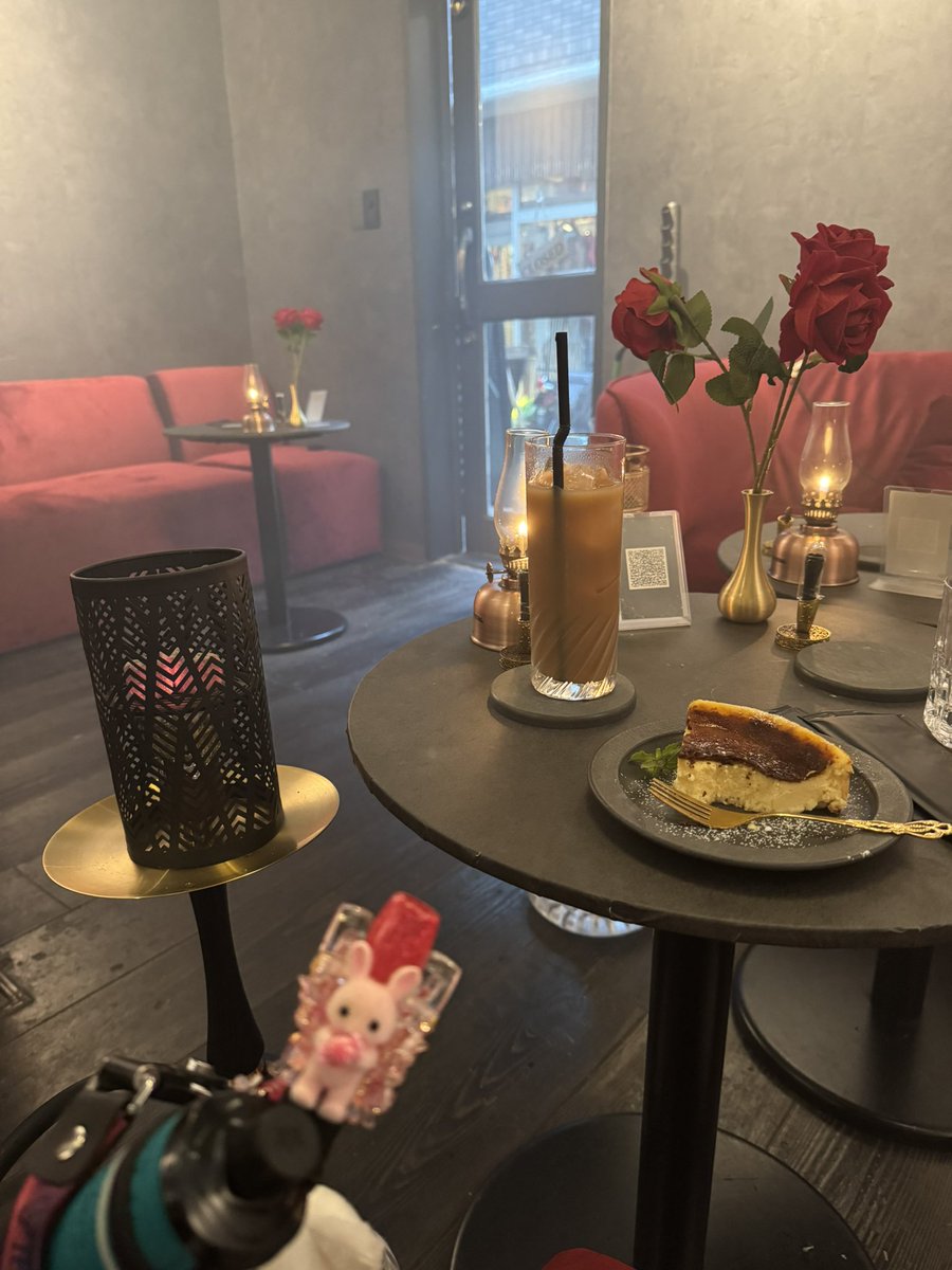 05yn__'s tweet photo. 2週間ぶりに𝑩𝑰𝑮 𝑳𝑶𝑽𝑬＿＿なShishaX✨
シーシャくるの待ちきれなくて食べかけ🍰
タイミング合わず1ヶ月以上チーズケーキ食べられてなかったから、好きすぎる味で沁みる🥹😻
最後の晩餐有力候補レベルのチーズケーキ🧀
やっぱりここが1番落ち着く大好き屋さん💨 https://t.co/nwByxdLgrq