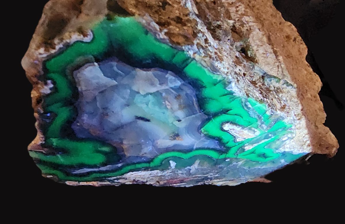 SrlGemstone's tweet photo. Large Fluorescent Agate Slab
#fluorescentmineral #agate #lapidary #uvlight #geology https://t.co/pfYczqoBDq