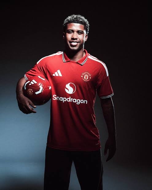 Blue_Footy's tweet photo. At times, players need to calm down. Santos left Chelsea because he didn't want to be a backup and still ended up being a backup to Mainoo at Manchester United, because the way I see it, Tielemans and Fernandes will always play. It's between Andrey and Mainoo, and I think Mainoo is playing better.

Now, if he had stayed at Chelsea, with midfield unavailability there, he would've started two games by now.