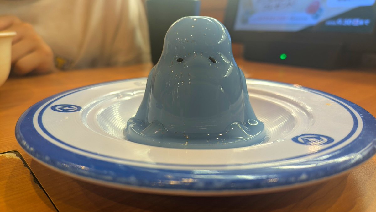 REN94023618's tweet photo. くら寿司のペンギンゼリー、ドラクエのじいさんモンスターに見える🤣 https://t.co/d3daurun3Y