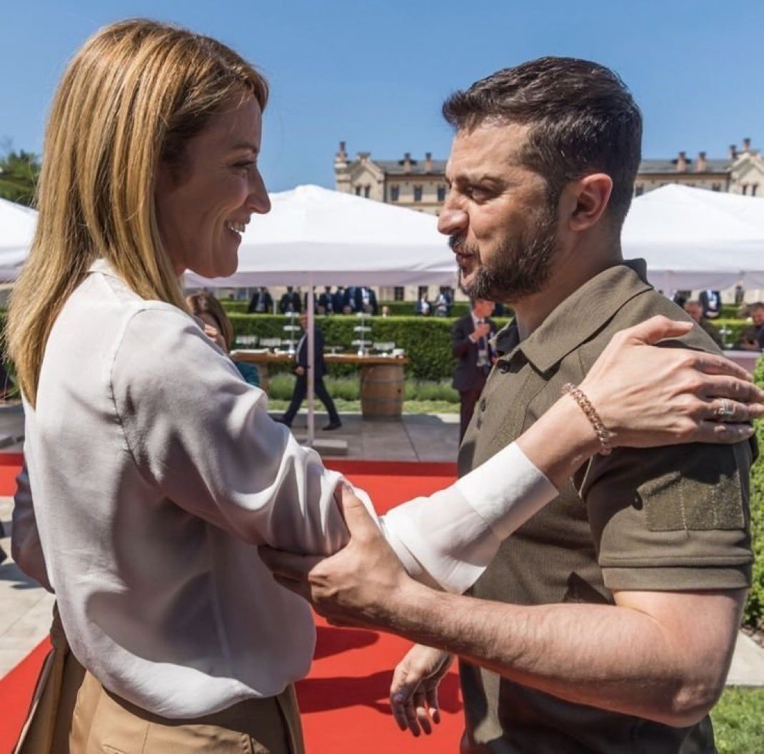 AmericaQueen10's tweet photo. 🇮🇹🇺🇦 Giorgia Meloni has once again pledged Italy's support for Volodymyr Zelenskyy amid the ongoing war.

Do you agree with her decision?

🟢 A) Yes

🔴 B) No https://t.co/Wm4EFSeuvg