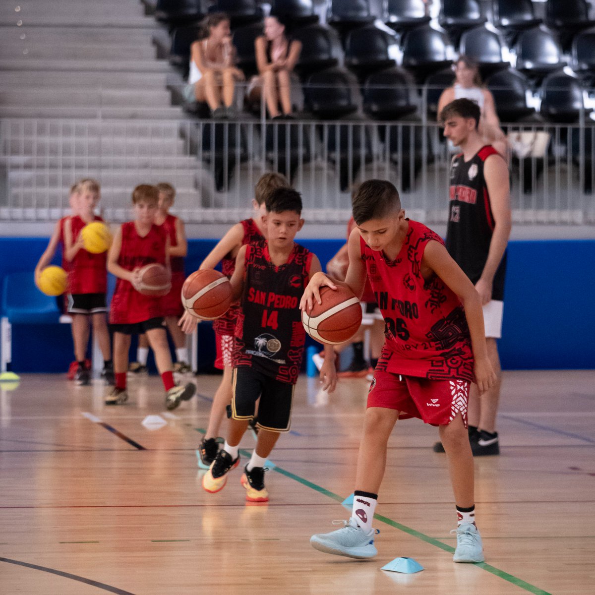 CBSanPedro's tweet photo. ¡Qué ganas de volver hoy a la pista!
17:00 — Preminibasket 2018 Mx.
17:00 — Preminibasket 2017 M.
18:00 — Preminibasket 2017 F.
19:00 — Minibasket 2015 M.
19:00 — Preinfantil 2014 M.
20:00 — Cadete 2012 F.
20:00 — Cadete 2011 F.
📲 +34 722 69 67 88
#CBSP @FranHiraldo
❤️🖤🔴⚫️ https://t.co/e7eoIQOgIe