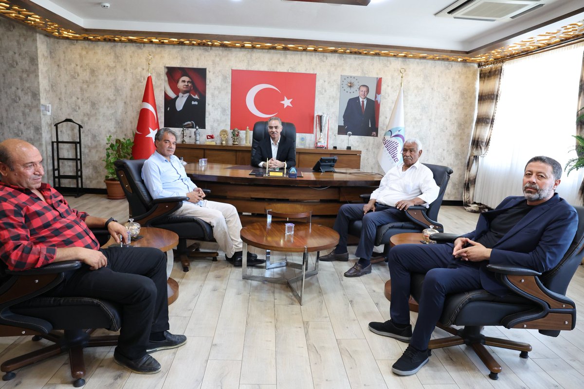 mehmetkusnet's tweet photo. Kıymetli muhtarlarımız ve vatandaşlarımız bizleri ziyaret ederek istek ve taleplerini ilettiler.

Hemşehrilerimizin ve mahallelerimizin ihtiyaçlarını dikkatle dinleyerek, çözüm bekleyen konularla ilgili ilgili birim müdürlüklerimize gerekli talimatları verdik.

Her zaman olduğu gibi, vatandaşlarımızla gönül gönüle, ortak akıl anlayışıyla Eyyübiye ilçemiz için çalışmaya ve hizmet üretmeye devam ediyoruz.
