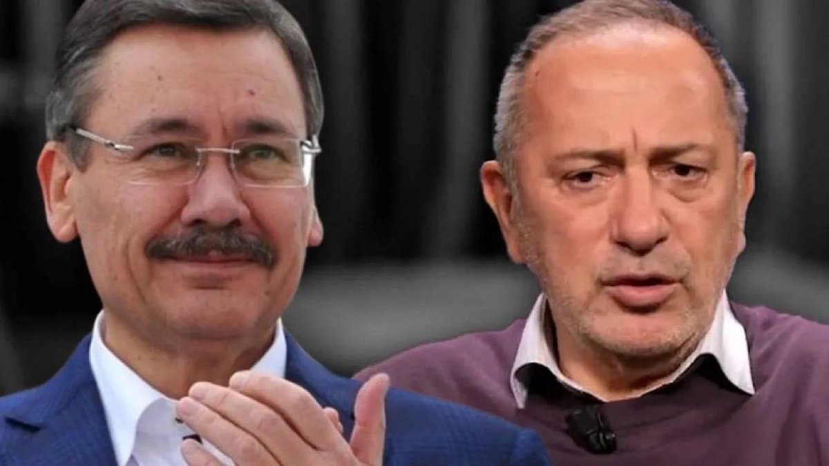 sokakkedisitv's tweet photo. 🗣️Fatih Altaylı, Melih Gökçek'e:

"Melih Gökçek ise kendisinin asıl özne olmadığı haberle ilgili olarak önce yalan diyor, dava açmakla tehdit ediyor. 

Çok geçmeden haberin doğruluğunu kabul ediyor ve “Almanya’dan vatandaşlık almak için” böyle bir satın alma yapıldığını söylüyor.

İş burada daha da garip hale geliyor.
Türkiye’de 50 yıldır siyaset yapan “milliyetçi” bir politikacının ailesi neden Almanya’dan vatandaşlık almak ister!

Türkiye’nin suyu mu çıktı, yoksa ıslaklık başka yerde mi!"