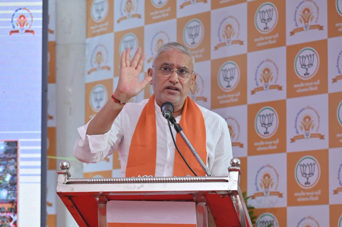 BJP4Gujarat's tweet photo. પ્રશિક્ષિત કાર્યકર્તા, મજબૂત સંગઠન 

પંડિત દીનદયાળ ઉપાધ્યાય પ્રશિક્ષણ મહાઅભિયાન-2026 અંતર્ગત પ્રદેશ અધ્યક્ષ શ્રી @iJagdishBJP એ આજે બેચરાજી ખાતે મહેસાણા જિલ્લાના પ્રશિક્ષણ વર્ગમાં ઉપસ્થિત રહી જિલ્લાના હોદ્દેદારો સાથે સંવાદ કર્યો તથા સંગઠનાત્મક માર્ગદર્શન આપ્યું. https://t.co/asoJwNOO3k