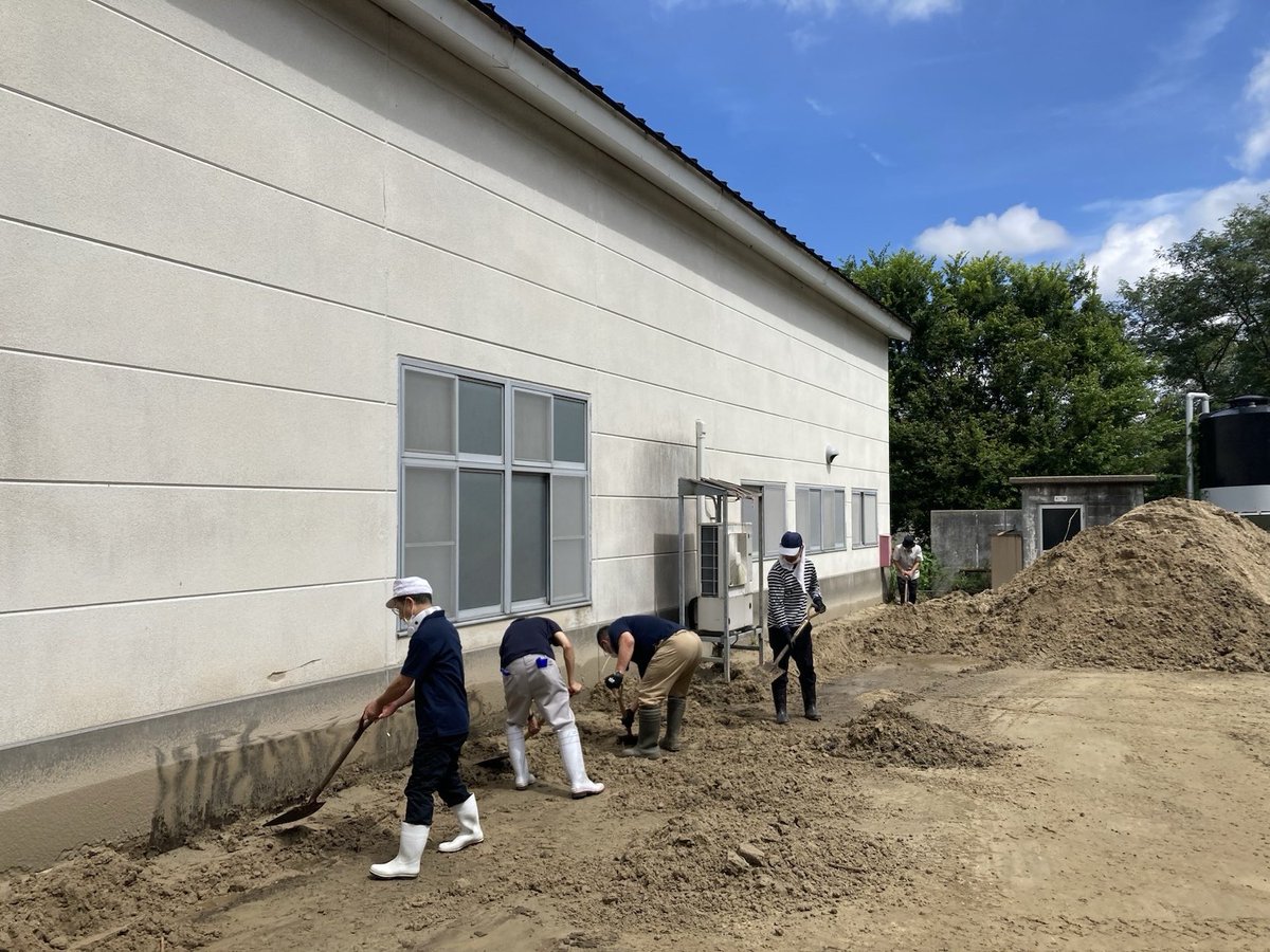 shatashuzo's tweet photo. 【御祖酒造へ】
先日の北陸を襲った大雨。
その被害を受けた「遊穂」醸造元御祖酒造さんへ、土砂の撤去作業に伺いました。
蔵の復旧に向けて、まだまだ大変な状況が続いています。
同じ石川で酒造りをする仲間として、
今、自分たちにできることを少しずつ。 https://t.co/QWydNYeJ3n