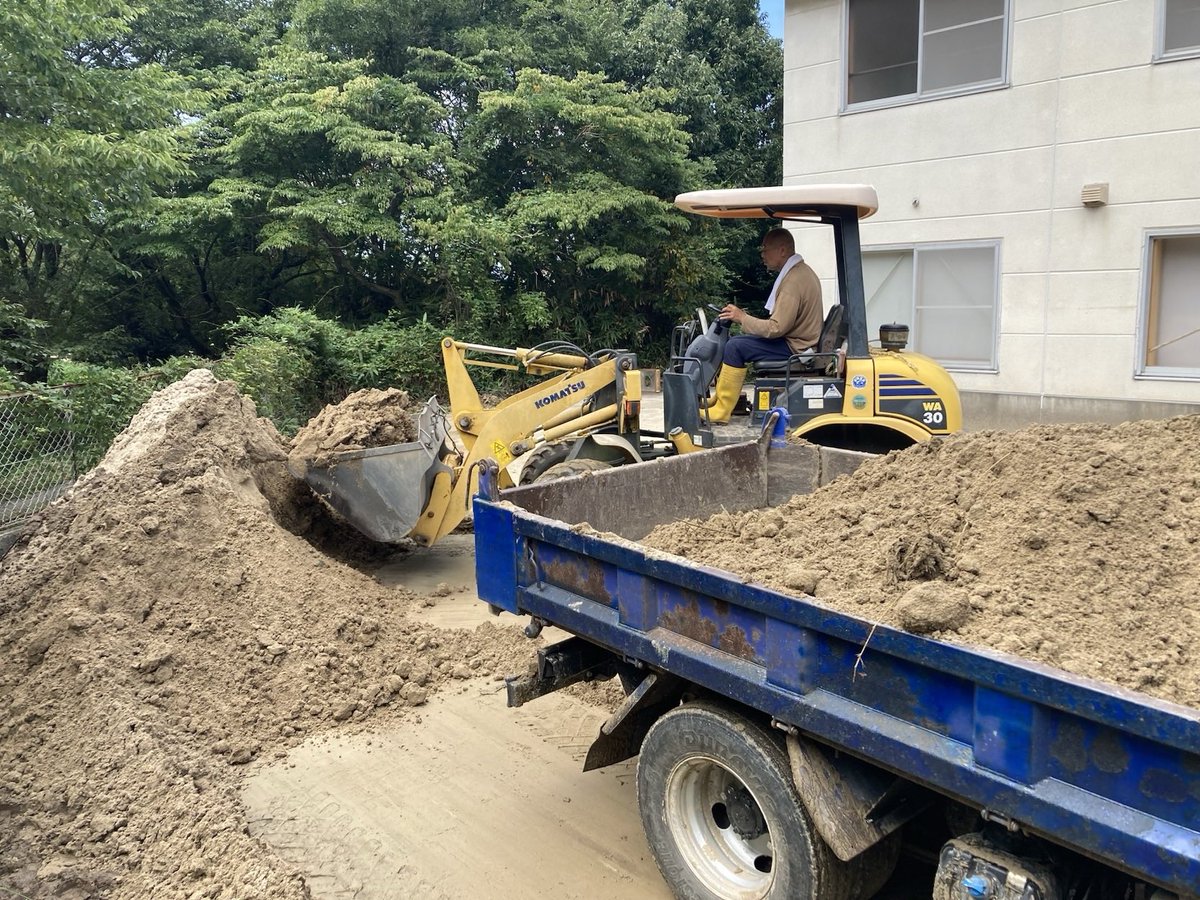 shatashuzo's tweet photo. 【御祖酒造へ】
先日の北陸を襲った大雨。
その被害を受けた「遊穂」醸造元御祖酒造さんへ、土砂の撤去作業に伺いました。
蔵の復旧に向けて、まだまだ大変な状況が続いています。
同じ石川で酒造りをする仲間として、
今、自分たちにできることを少しずつ。 https://t.co/QWydNYeJ3n