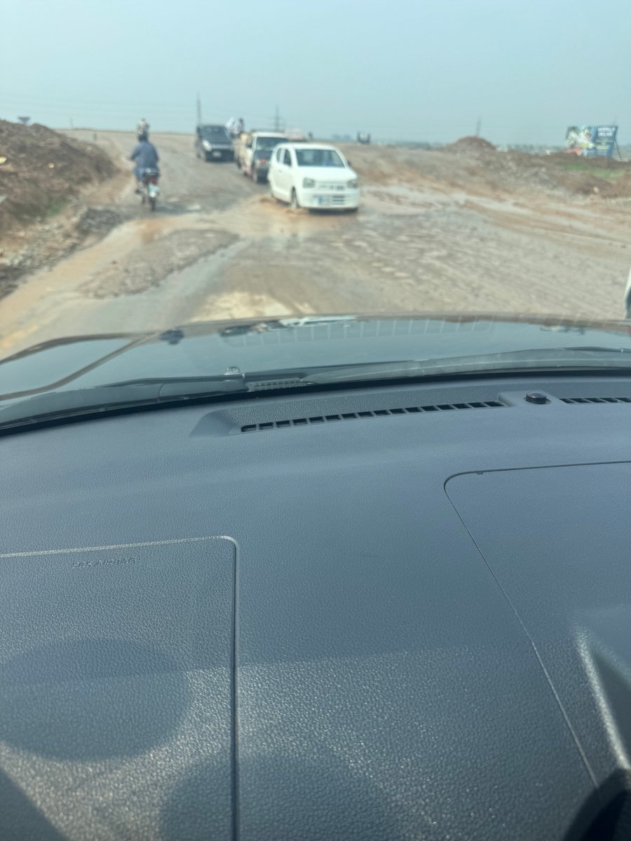 AsifDurrani20's tweet photo. This is the roundabout of Jinnah Avenue in Margallah Enclave, a joint project of the CDA and DHA. It's been almost a year since construction began on this prestigious avenue, with little regard for commuters stuck in rough passages/diversions, slush, and dust. https://t.co/IIXSpUbemc