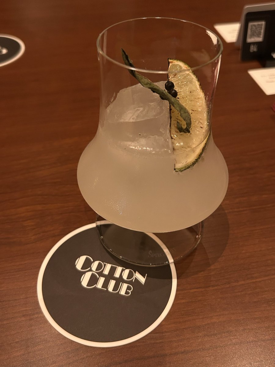 ebasion's tweet photo. 2回目のコットンクラブ
歳をとると2時間のライブスタンディングなんてとてもとても…となる。
座って料理とお酒を楽しみ、演奏を心待ちにする時間が良い塩梅。
忙しく目が回る様な時こそし自分のための時間を作る。それが精神的に良い影響を与えてくれる様な気がする。 https://t.co/0mq4P8k6l1