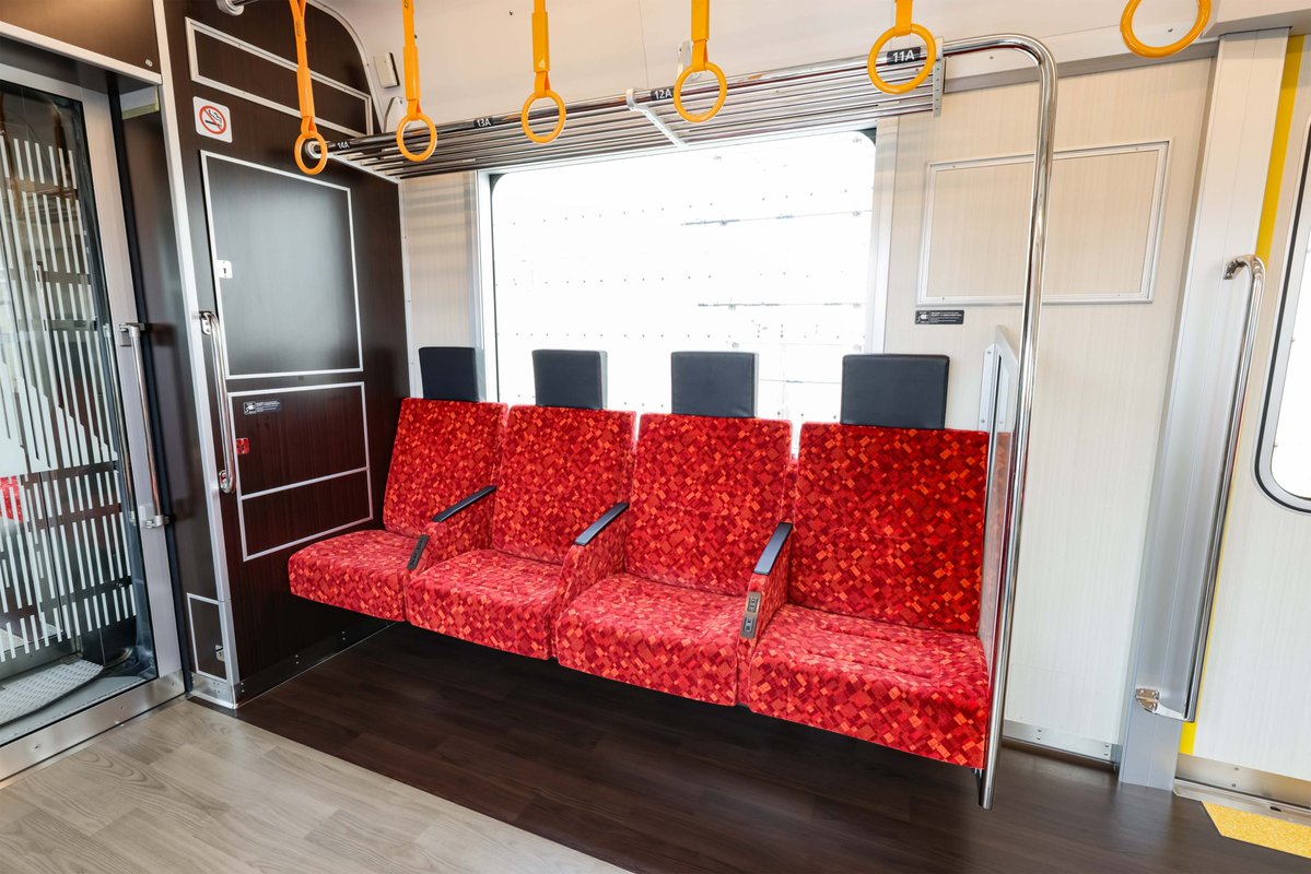 hanshin_pr's tweet photo. 【新型車両3000系製造現場潜入④｜L/Cシート装着編】
座席がない車内に、L/Cシートが装着！

▷中央部：座席指定サービス「らくやんシート」利用時はクロスシートに。コンセント・リクライニング機��・ドリンクホルダー（一部座席除く）付き！

▷車端部：常にロングシートで運用。当社最大の座席幅で、ゆったり乗車いただけます。
#阪神電車 #新型車両 #3000系