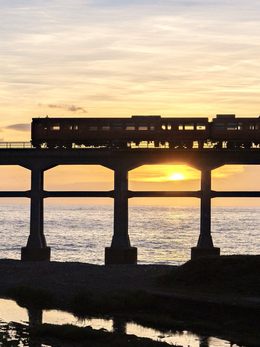 3m1ek's tweet photo. 日本海を背に走る電車の風景が
切り絵のようでした https://t.co/9qJ7kpqrrO