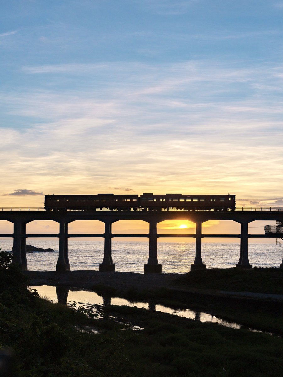 3m1ek's tweet photo. 日本海を背に走る電車の風景が
切り絵のようでした https://t.co/9qJ7kpqrrO