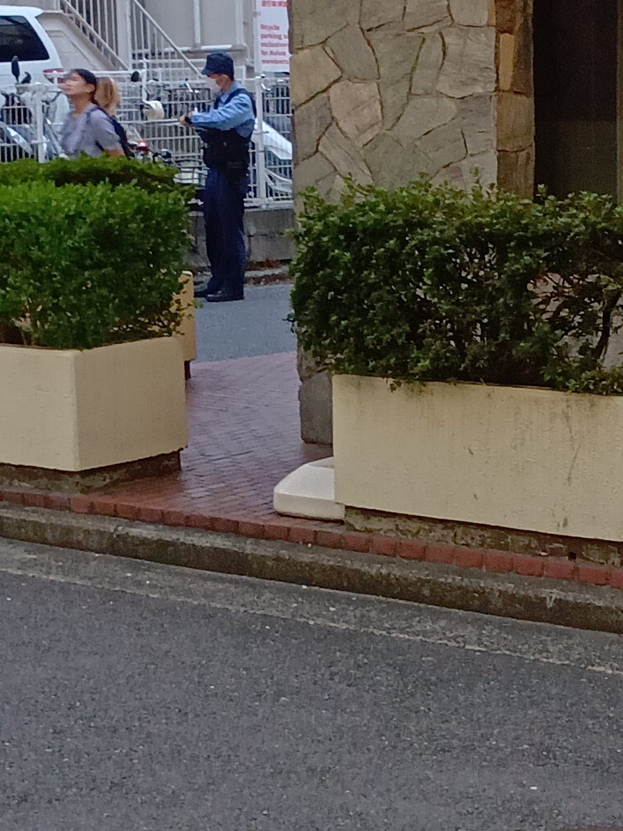 WarkMy's tweet photo. #横浜市鶴見区 
 #鶴見駅西口
警察官がこの時間に職質ですか❓
自転車を乗っている人ばかり。 https://t.co/34e17mCFu7
