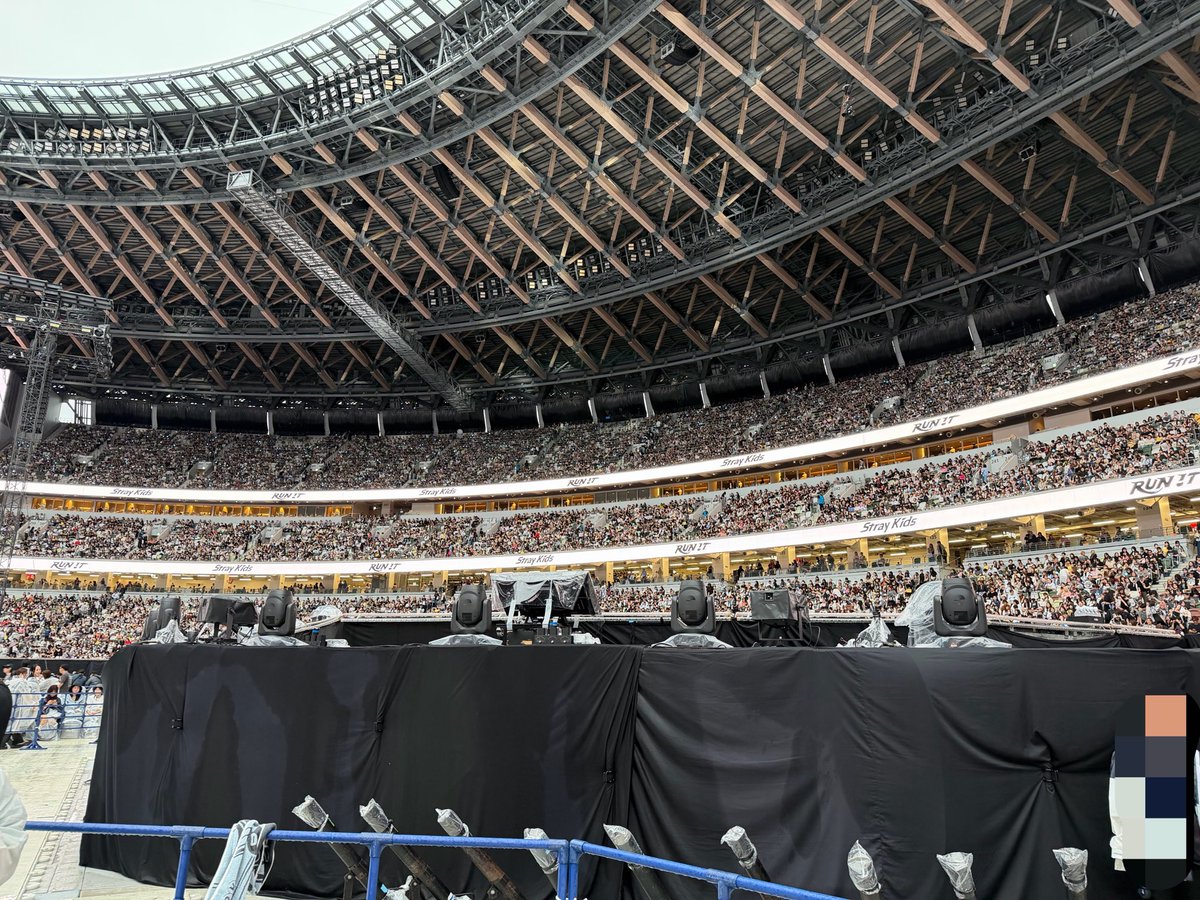 m_ilou_'s tweet photo. 国立競技場 E2ブロック 7列 4番 見え方
stray kids run it japan アリーナ アプグレ 座席 https://t.co/g8JUnzrKhb