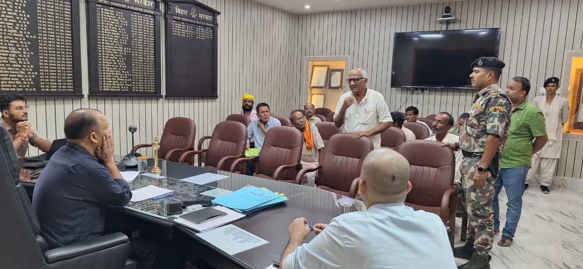 SaharsaDm's tweet photo. जिलाधिकारी, सहरसा श्री दीपेश कुमार (भा०प्र०से०) ने आम जनता से की मुलाकात, सुनी समस्याएँ। https://t.co/CGxDJY78gD