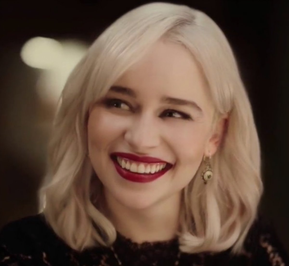 Romanodicapri_'s tweet photo. Según la teoría del peludio, Emilia Clarke tiene el matojo negro. 😂🤣 https://t.co/DbaHEUpzoO