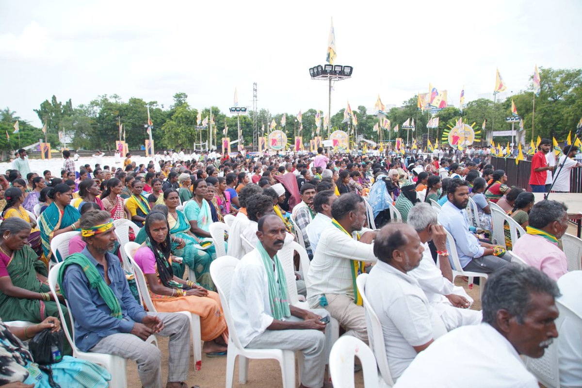 TRS_Nizamabad's tweet photo. జనంతో కిక్కిరిసిపోయిన సభ స్థలం !
#kalvakuntlakavitha #trsparty #nizamabad #telangana https://t.co/RpQxLZheZr