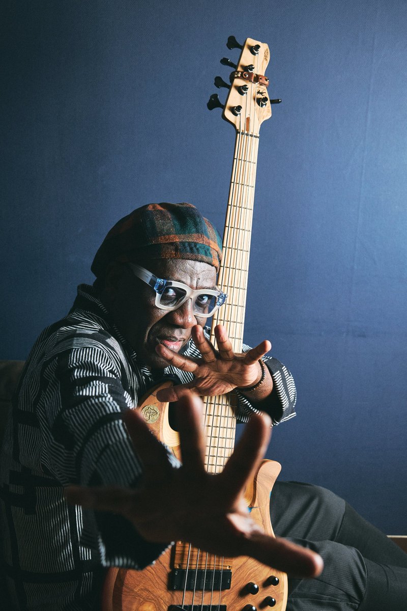 bassmagazinejp's tweet photo. 【新着】リチャード・ボナが語る“練習”論「最低でも1日6時間は楽器を弾いている」

10月にブルーノート東京で来日公演を行なうボナのインタビューをWEBで公開。昨年3月のマイク・スターン・バンドでの来日時に、“ベースと練習”をテーマにじっくり語ってもらった。
https://t.co/RpFeXFXhwX https://t.co/7DXPChUg0e