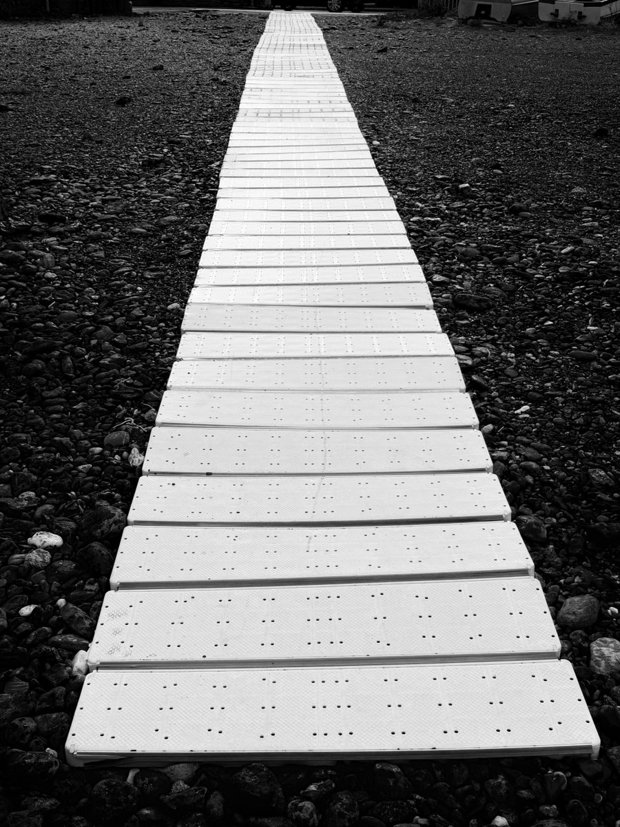 Alonein43672278's tweet photo. #photography #blackandwhite #beach #gangway https://t.co/yYHOU1gBBE