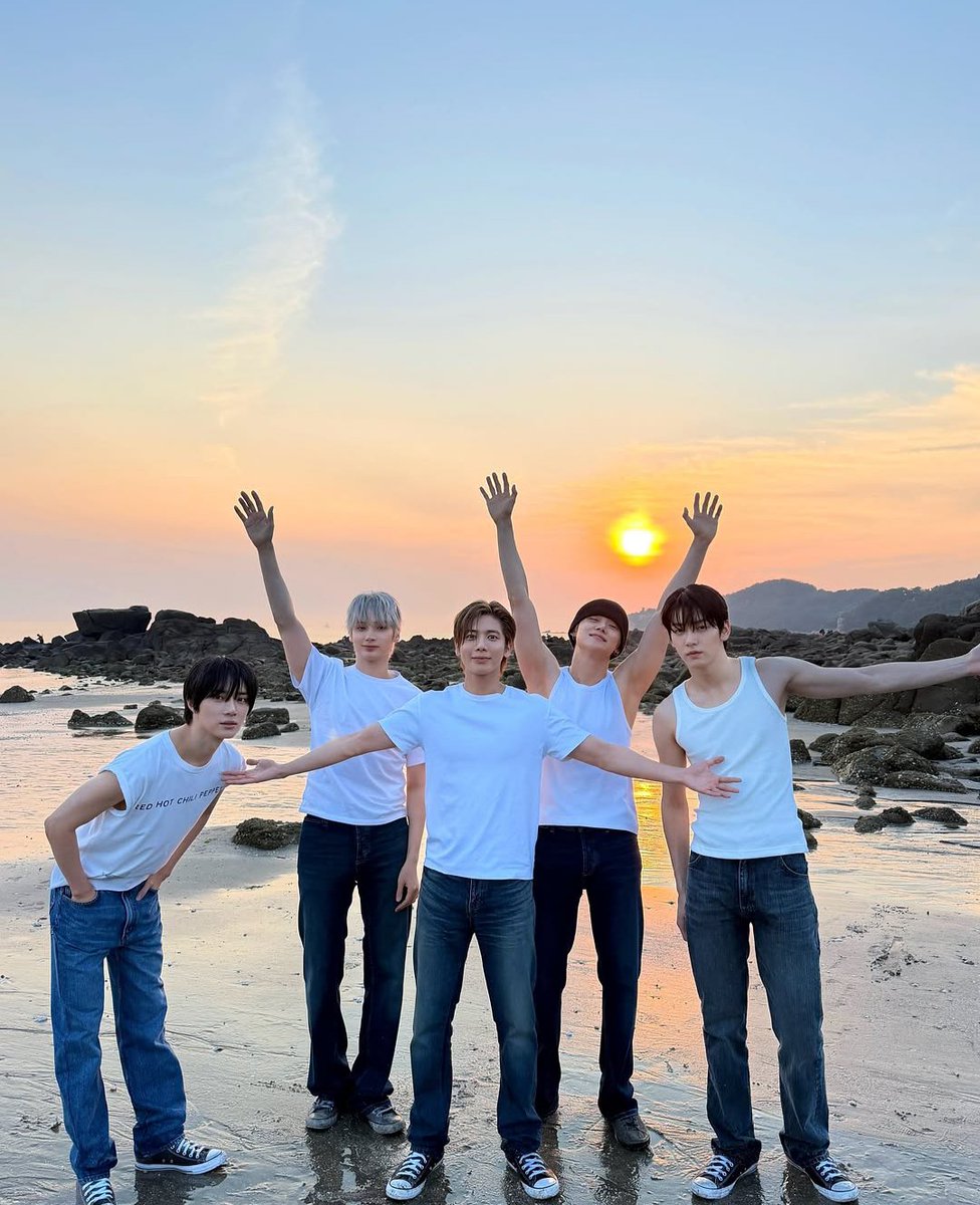 pageosoobin's tweet photo. @monthlyofsoobin As the sun slowly began to set, everything around us softened into shades of blue, gold, and orange. We gathered together, stretching our arms toward the sky as if we could hold on to the day a little longer. Later, we simply wandered along the shore, having fun together. https://t.co/7ahq221rsv