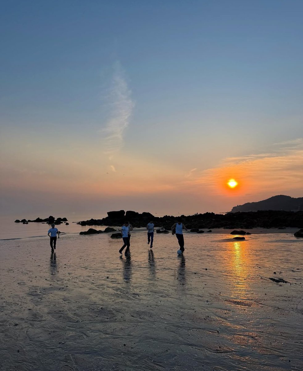 pageosoobin's tweet photo. @monthlyofsoobin As the sun slowly began to set, everything around us softened into shades of blue, gold, and orange. We gathered together, stretching our arms toward the sky as if we could hold on to the day a little longer. Later, we simply wandered along the shore, having fun together. https://t.co/7ahq221rsv