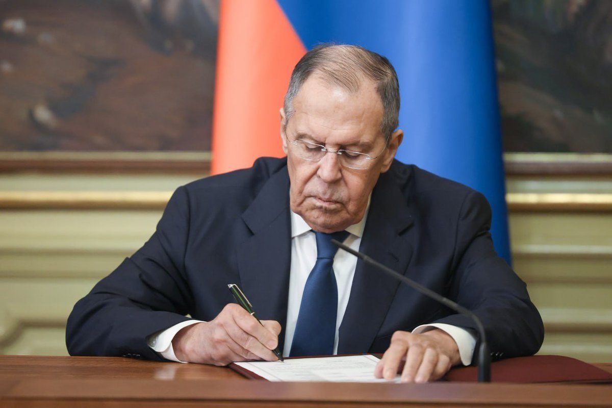 mae_rusia's tweet photo. ✍️ El Canciller de Rusia, Serguéi #Lavrov:

Rusia aspira a preservar la paz y la estabilidad en el #Ártico.

Estamos abiertos a interactuar con todos los Estados extranjeros que tengan una actitud constructiva.

El artículo completo: https://t.co/cq4QB49Vya https://t.co/9GJV6OhEBr