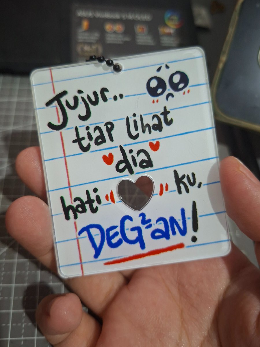 pacarnyakaelix's tweet photo. GUYS THE ID HOLDER IS FINALLY ON MY HAND HSJAHSJAVXSN IT'S SO CUTEEEEE 

Tbh i think the hole is unnecessary? Idk wdyt guysss 🥹👉👈 https://t.co/AbXcl59NPR