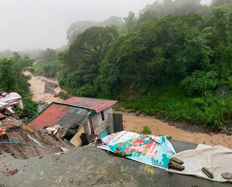 mark_paolo06's tweet photo. Sapang Bato is facing a heartbreaking crisis after the typhoon. 💔 Flooding, damaged homes and roads have left families struggling. Communities deserve better infrastructure and protection. Please keep them in your prayers. 🇵🇭🙏#Philippines #Typhoon #SapangBato #PrayForThePh https://t.co/cWQ9mS8liX