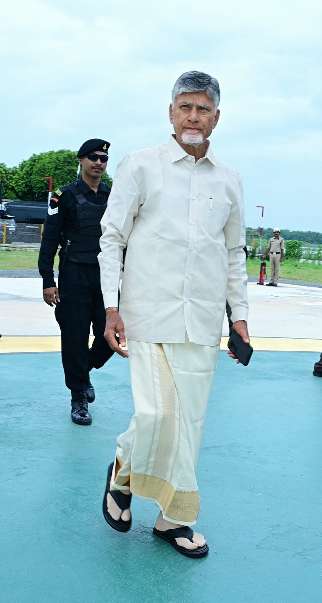 Actor_Ravikanth's tweet photo. #ap #tiger 
పంచె కట్టి... న్యూ లుక్‌లో చంద్రబాబు గారు 

వెలిగొండ ప్రాజెక్ట్‌ను ప్రారంభించడానికి వచ్చిన CM చంద్రబాబు.. అడ్డ పంచె కట్టుకుని న్యూలుక్‌లో కనిపించారు.
#ActorRavikanth #chandrababu #veligonda
@actorravikanth https://t.co/1P4YXFTCA6
