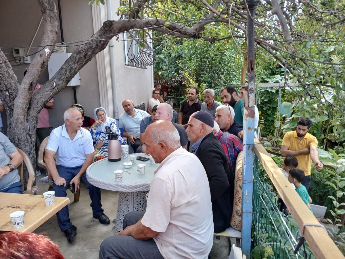dirensahintepe's tweet photo. Güvercintepe’de Barınma Hakkı Mücadelesini Büyütüyoruz!

Güvercintepe’de gerçekleştirdiğimiz toplantıda, Şahintepe’de yıllardır yürüttüğümüz barınma hakkı mücadelesinden edindiğimiz deneyimleri komşularımızla paylaştık.

Çevre Yüksek Mühendisi Çağla Aydın, Şehir Plancısı Bilge Avcı, Avukat Oğuz Kaan Ercan, Barınma Hakkı Meclisleri Sözcüsü Korkmaz Aslan ve Barınma Hakkı Koordinasyonu’ndan arkadaşlarımızla birlikte komşularımızın sorunlarını ve taleplerini dinledik.

Gördük ki Güvercintepe’de yaşanan sorunlar, Şahintepe’deki mücadelemizle büyük benzerlik taşıyor. 

Artık yan yana, yerinde ve insanca yaşam hakkımız için birlikte mücadele edeceğiz.

Birlikte örgütleniyor, birlikte mücadele ediyoruz!

ŞAHİNTEPE BARINMA HAKKI MECLİSİ