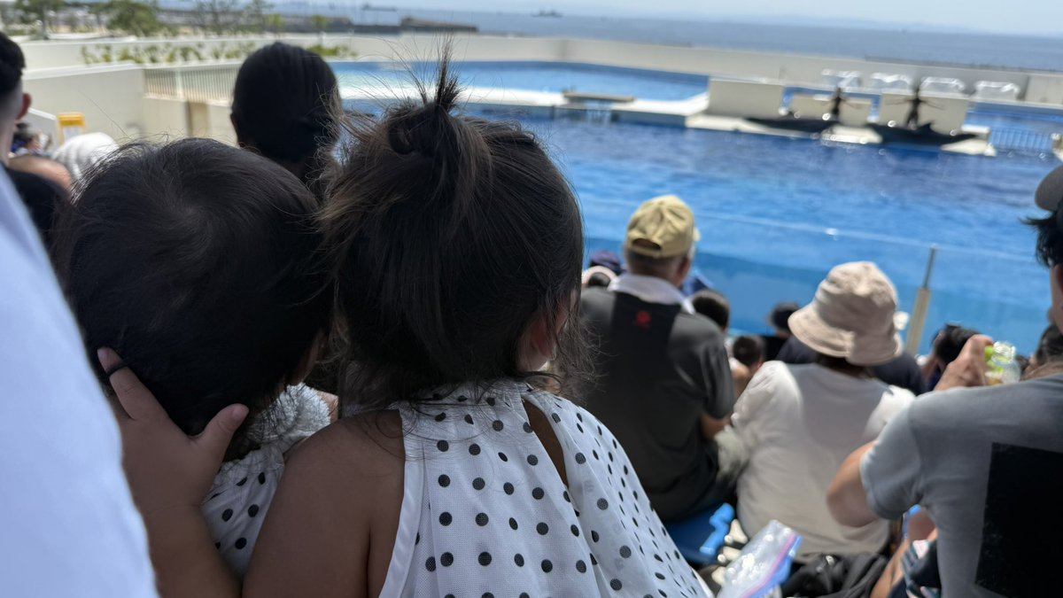 22_28nm's tweet photo. ショー見せてあげるために頭支えてあげる娘優しすぎんか？？？？？？ https://t.co/vVjyyM1pUa