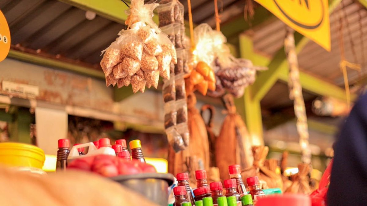 DamalieNd53457's tweet photo. Hoima Main Market is the financial heartbeat of Bunyoro! 🏪 Home to 600+ vendors &amp; generating UGX 200M+ annually, it fuels local growth. A buyer hub for PDM farmers, it drives household monetization. 🌱💰 #NDPIV #GoldenPosts #SecuringYourFuture https://t.co/cp18jbQowE