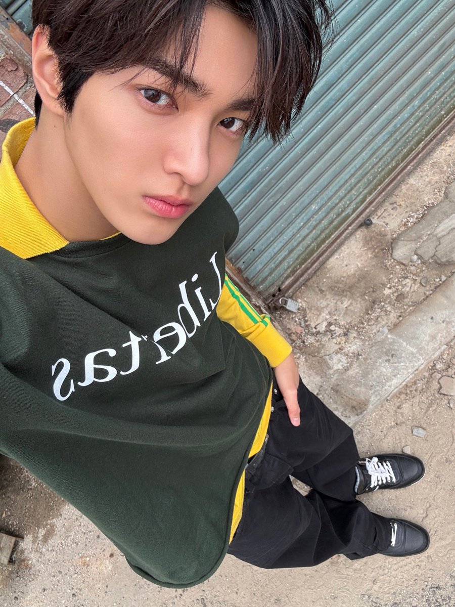 meusyall's tweet photo. keonho is unbelievably handsome, and his beautiful smile makes me admire him even more. he’s truly so precious to me ❤︎

#KEONHO #건호 https://t.co/lxvWVjuRKn